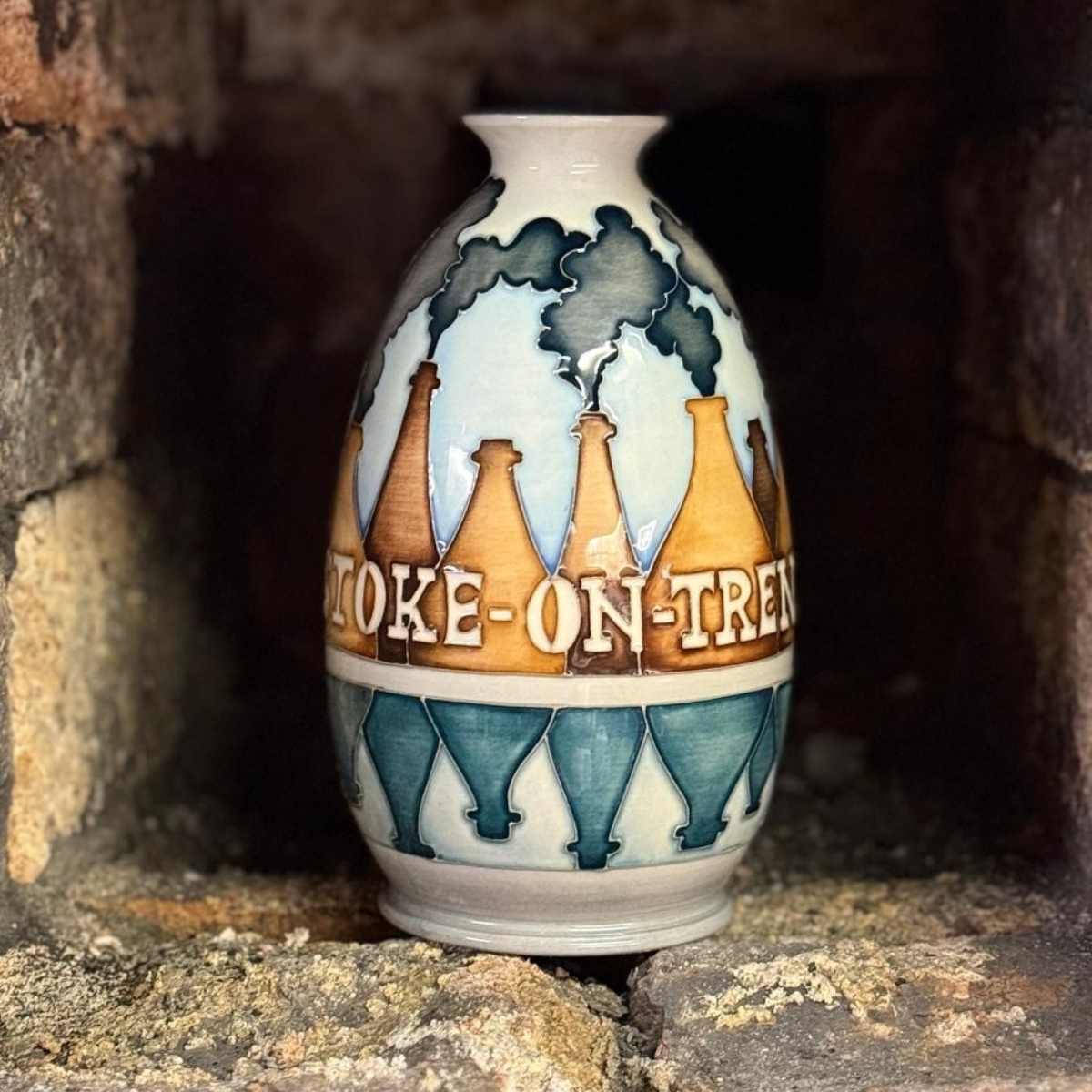 Stoke-on Trent-100 - Vase (119/7)